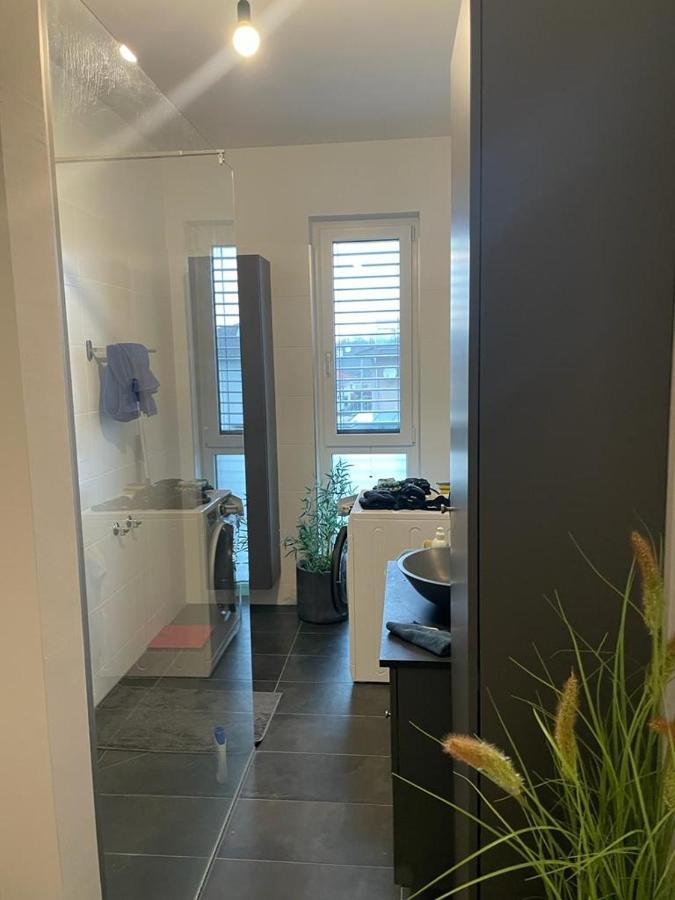 Nikolas Linz Buitenkant foto