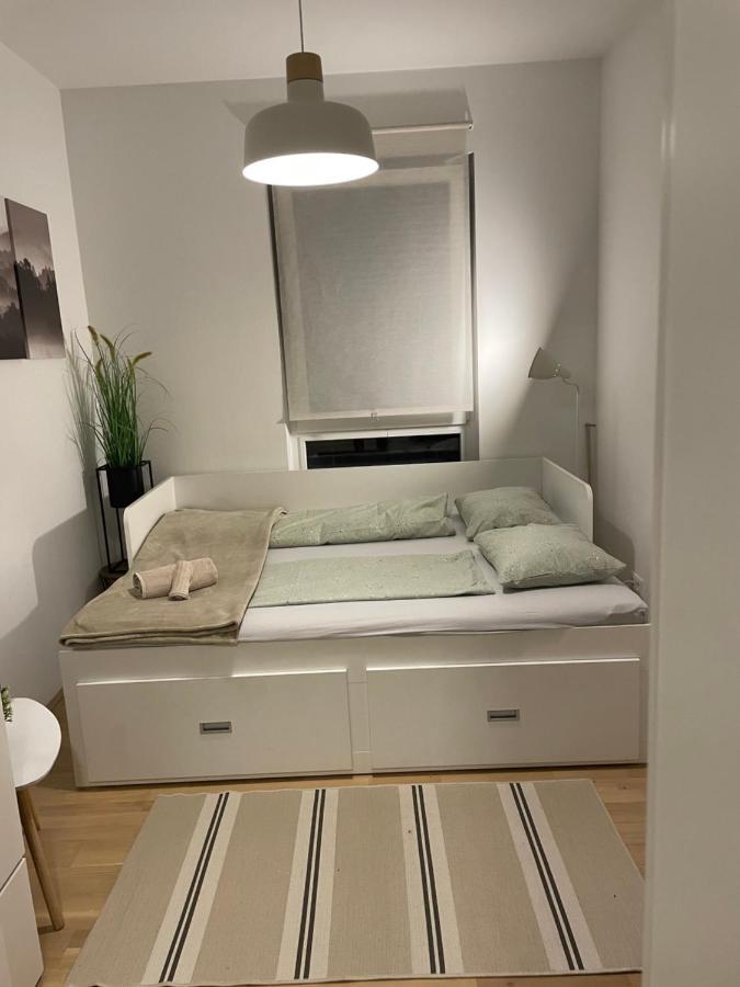 Nikolas Linz Buitenkant foto